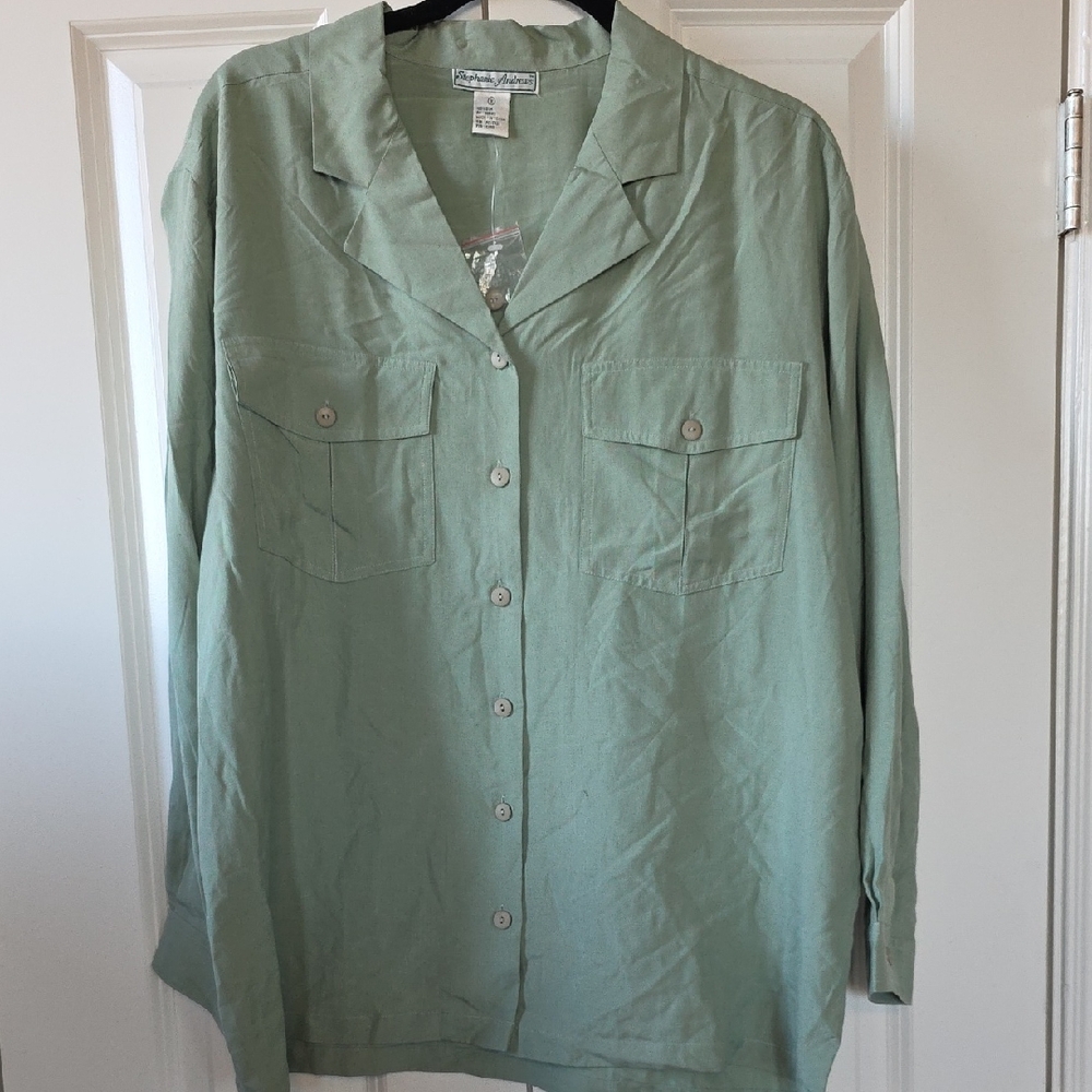 Women's Light Green Button-Up Blouse